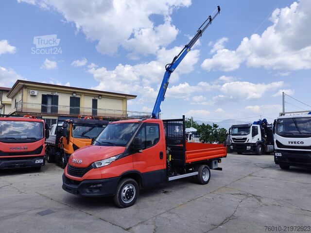 Furgón con grúa montada sobre camión Iveco Daily 35-120