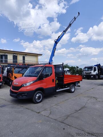 Furgón con grúa montada sobre camión Iveco Daily 35-120