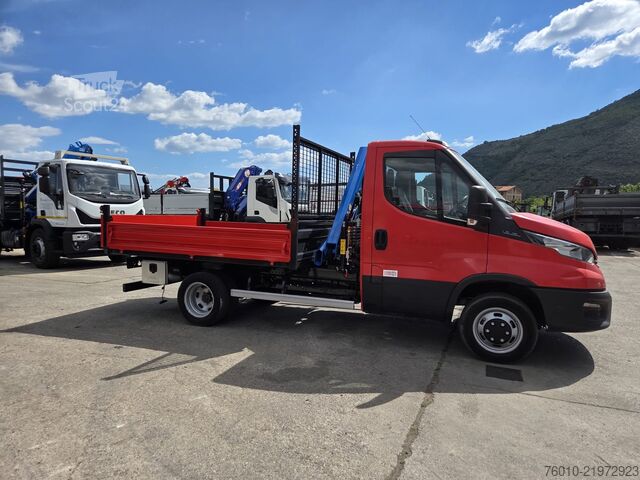 Furgón con grúa montada sobre camión Iveco Daily 35-120