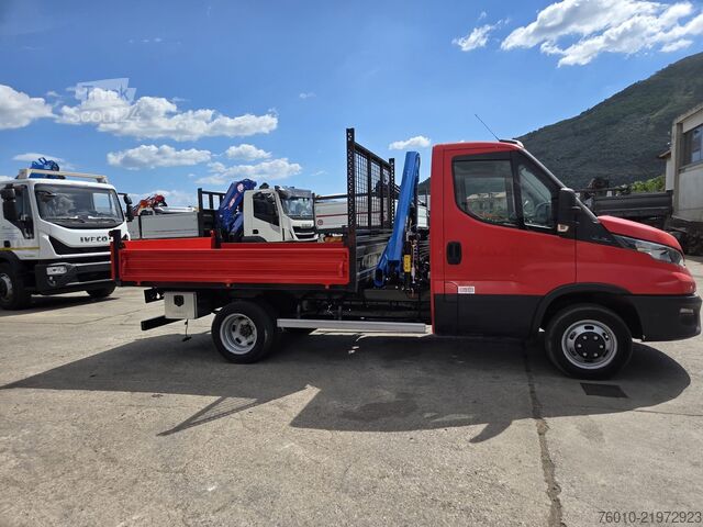Furgón con grúa montada sobre camión Iveco Daily 35-120