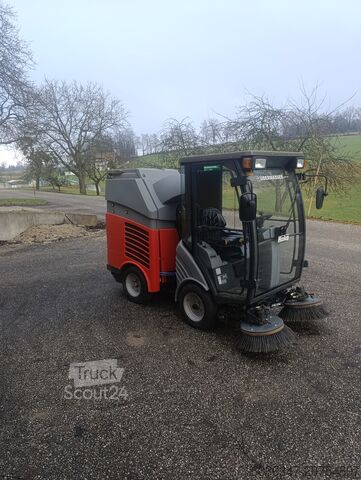 Ielu tīrīšanas mašīna Hako CityMaster 300