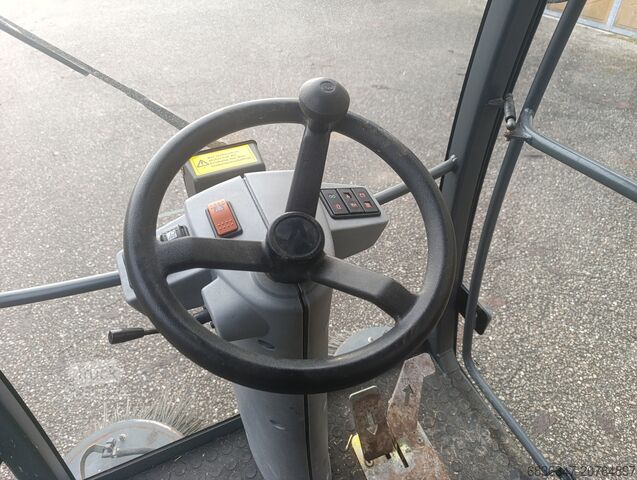 Ielu tīrīšanas mašīna Hako CityMaster 300