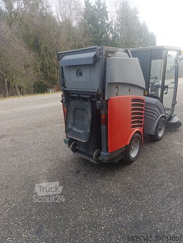 Ielu tīrīšanas mašīna Hako CityMaster 300