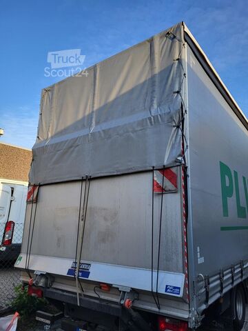 Dodávkové vozidlo s plachtou Iveco Daily 70