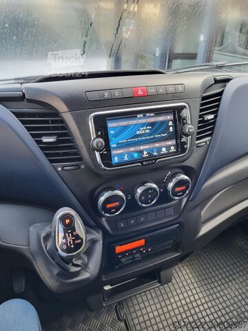 Dodávkové vozidlo s plachtou Iveco Daily 70