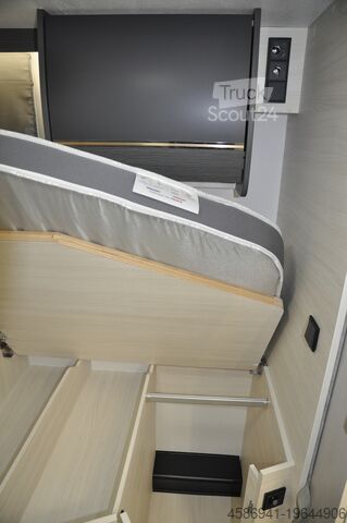 Félintegrált lakóautó Chausson 777