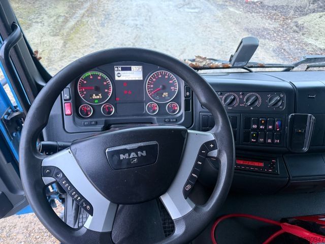 Camião plataforma com lona MAN TGM 18.340