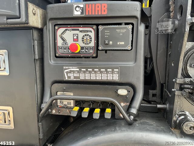 معيار SZM Mercedes-Benz Arocs 3253 8x4 Hiab 105 Tonmeter laadkraan