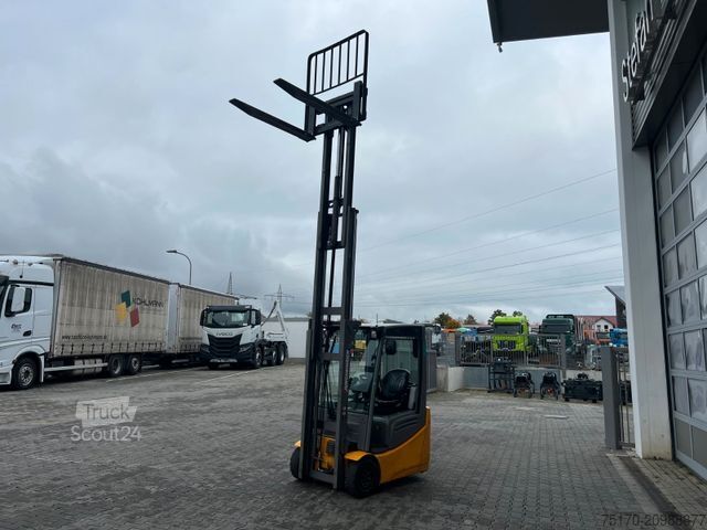 Челен мотокар JUNGHEINRICH EFG 215 / Triplex 4.25m / 1.851h / Batterie 2023