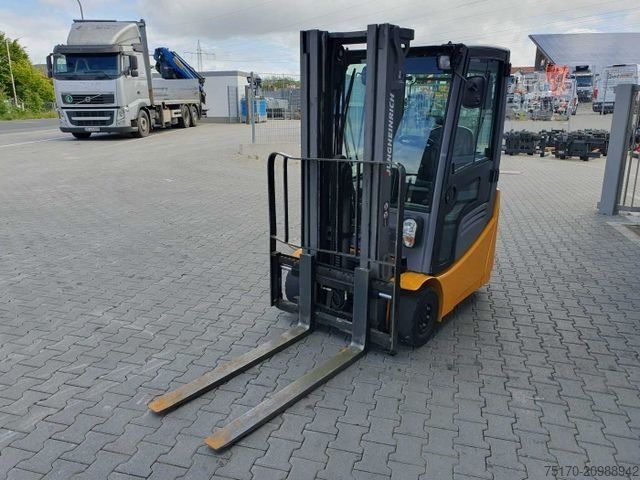 Челен мотокар JUNGHEINRICH EFG 215 / Triplex: 4.25m! / SS /  2.472h! / 2020