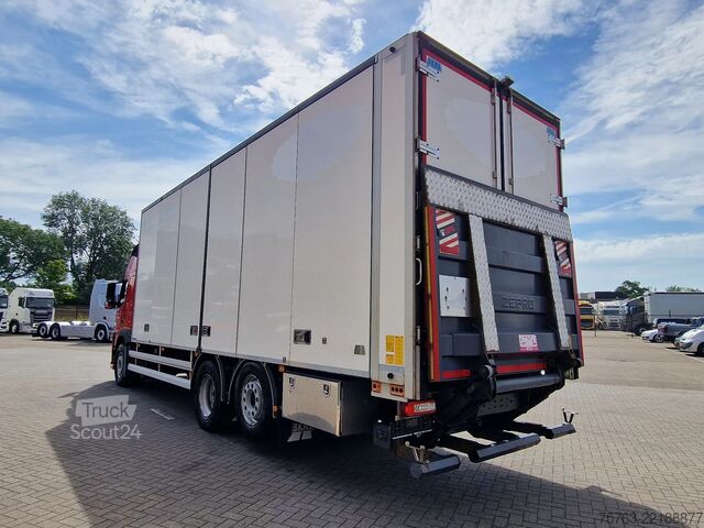 Valiză Volvo FM 370 Globetrotter 6x2*4 - Box with sidedoors ...