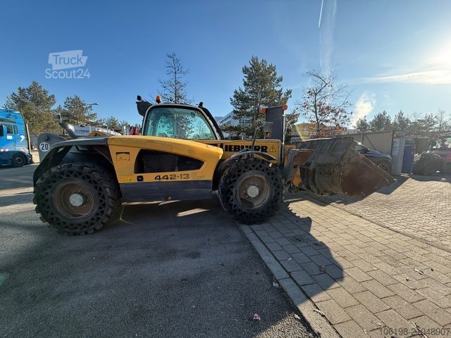 Teleszkópos rakodó Liebherr LiEBHERR.   TL. 442-13
