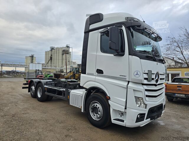 Camión con caja móvil Mercedes-Benz 2551