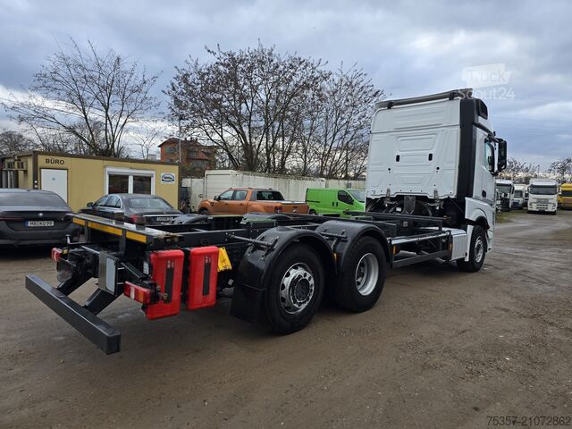 Camión con caja móvil Mercedes-Benz 2551