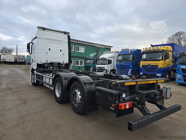 Camión con caja móvil Mercedes-Benz 2551