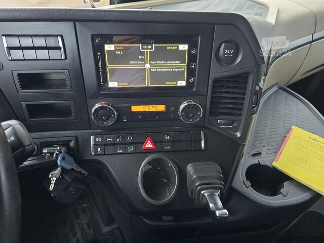 Camión con caja móvil Mercedes-Benz 2551