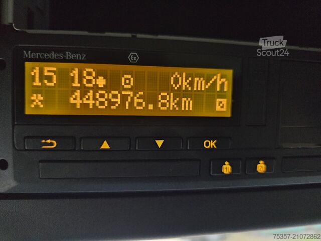 Camión con caja móvil Mercedes-Benz 2551