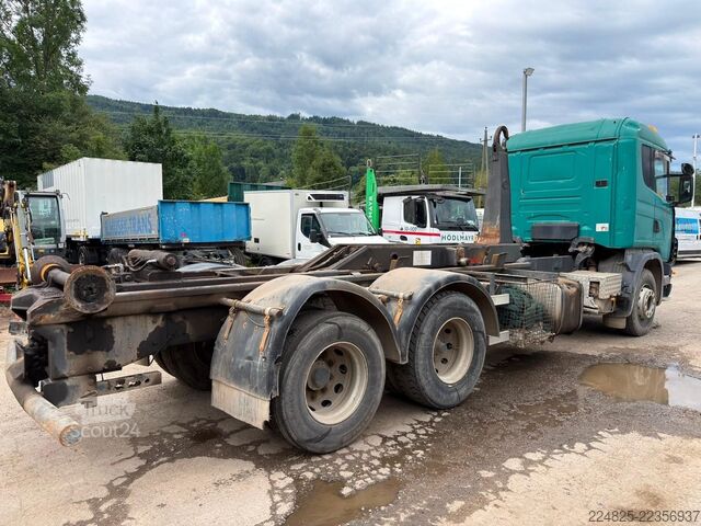 شاحنة قلّابة بذراع تحميل متحرك SCANIA P124  6x2 ABROLLKIPPER*1999*EURO2*