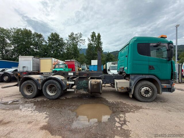 شاحنة قلّابة بذراع تحميل متحرك SCANIA P124  6x2 ABROLLKIPPER*1999*EURO2*