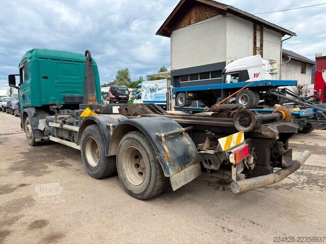 شاحنة قلّابة بذراع تحميل متحرك SCANIA P124  6x2 ABROLLKIPPER*1999*EURO2*
