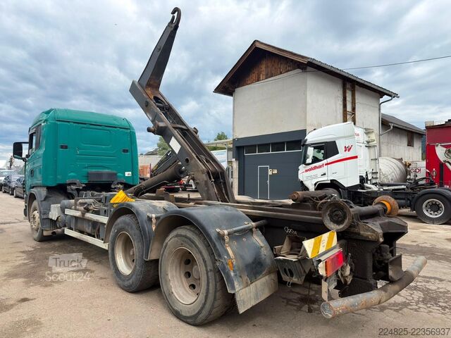 شاحنة قلّابة بذراع تحميل متحرك SCANIA P124  6x2 ABROLLKIPPER*1999*EURO2*
