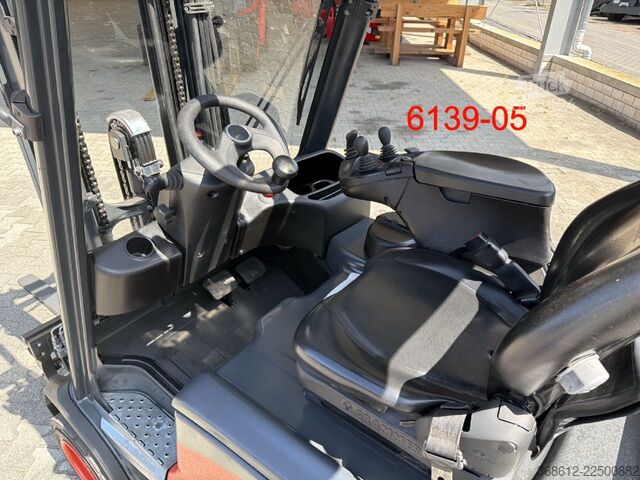 Frontgaffeltruck Linde E 20 PH -02