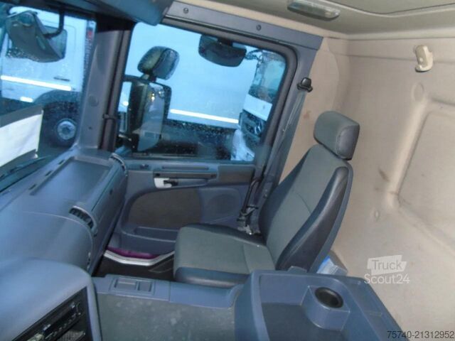 Jäähdytetyt/pakastetut kuljetukset Scania P230 LOW KLM +  CARRIER + LOADLIFT +