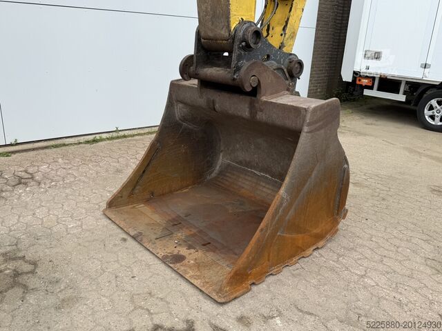 Gosenični bager New Holland E215LC