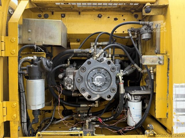 Gosenični bager New Holland E215LC