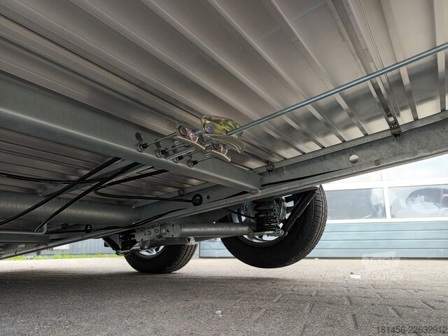 Boxtrailer Debon Trailer schön blau Roadster 700 Alufelge direkt