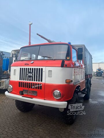 Vrachtwagen met dieplader & dekzeil IFA W50 LA Feuerwehr TLF