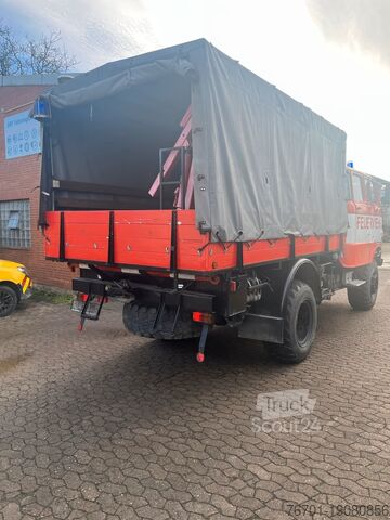 Vrachtwagen met dieplader & dekzeil IFA W50 LA Feuerwehr TLF