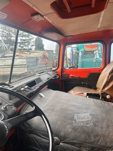 Vrachtwagen met dieplader & dekzeil IFA W50 LA Feuerwehr TLF