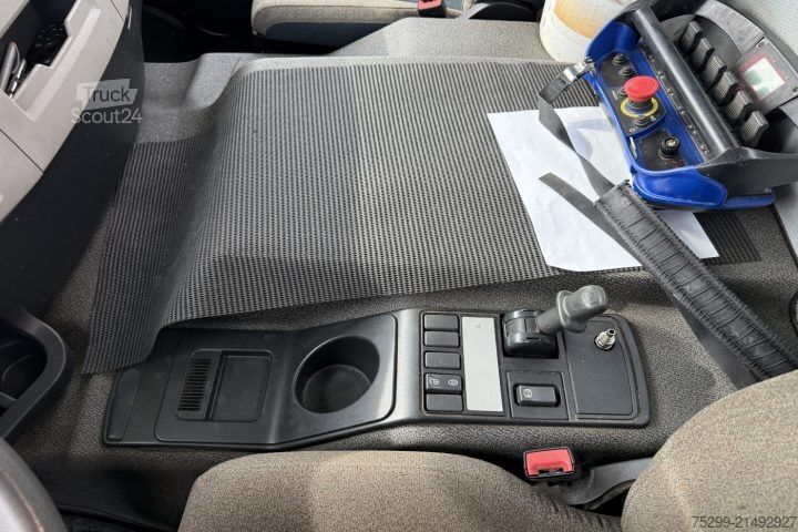 Żuraw samochodowy Volvo FE-320 6x2R Fassi 235 5-Fach