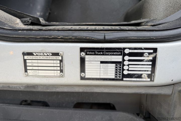 Żuraw samochodowy Volvo FE-320 6x2R Fassi 235 5-Fach