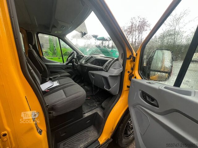 Valník s dvojitou kabinou Ford Transit