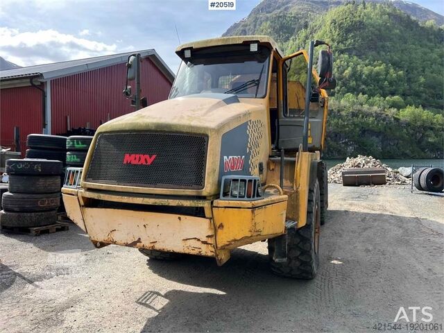 Dumper Moxy MT26 w/ white plates. WATCH VIDEO