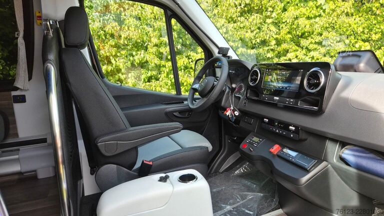 Minibus MERCEDES-BENZ 519 Sunset S 4 Ferqui Lagerfahrzeug Stock