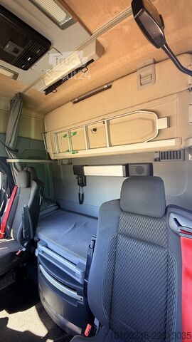 Slēgta autovedēja piekabe Renault T 440