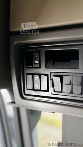 Slēgta autovedēja piekabe Renault T 440