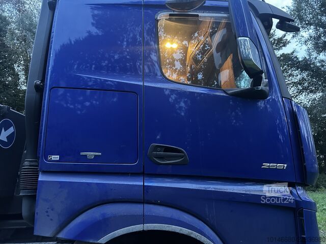 Nákladné vozidlo s výmennou nadstavbou Mercedes-Benz Actros 2551