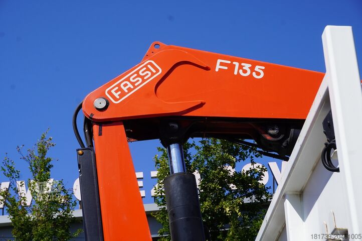 Leveä sivu HDS:llä Renault C320 P4x2 E6 / Fassi 5.6 t / Range 8 m /