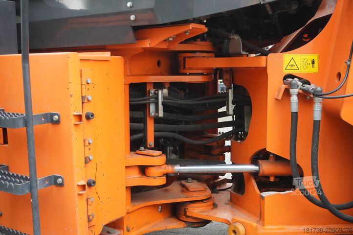 Articulated loader Hitachi ZW220 articulated loader / 2 buckets