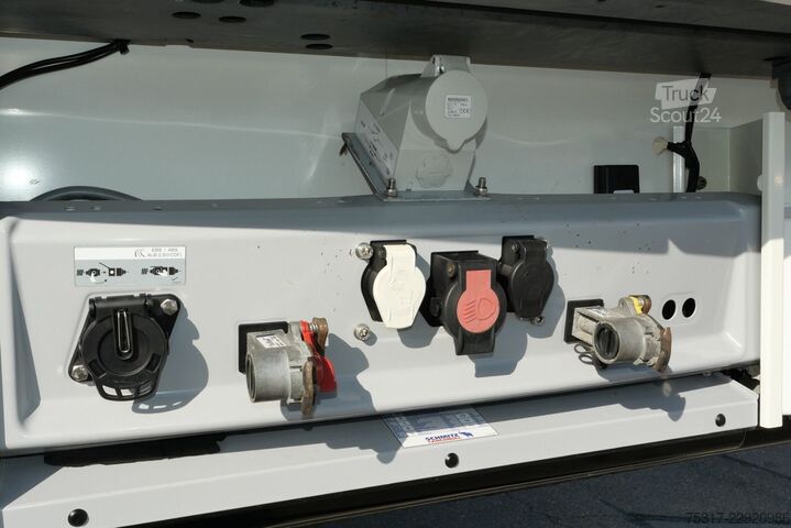 Hladilna polprikolica SCHMITZ CARGOBULL SKO 24/ LBW 2500 kg UFB /DS/ BLUMEN / TK SCB