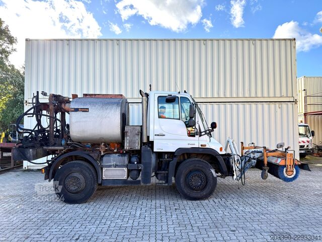 Centrale d'enrobage (d’asphalte) Unimog U400 mit Bitumspritze Breining + Besen