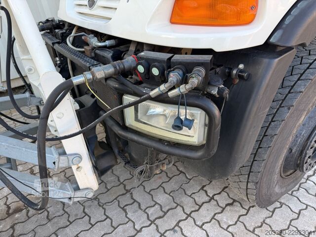 Centrale d'enrobage (d’asphalte) Unimog U400 mit Bitumspritze Breining + Besen