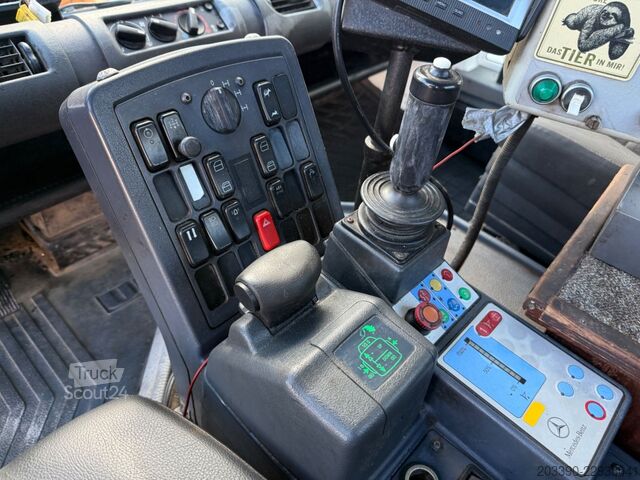 Centrale d'enrobage (d’asphalte) Unimog U400 mit Bitumspritze Breining + Besen