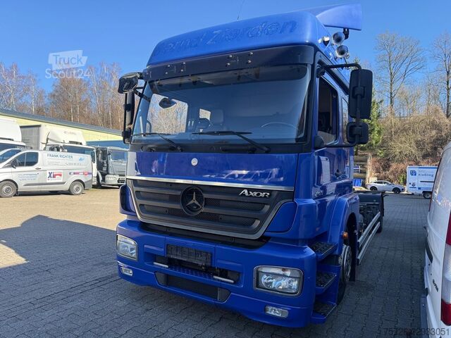 Kamion sa zamjenjivom nadogradnjom MERCEDES-BENZ 1833 Axor, 7 Sitzplätze, 1. Hand, erst 228 Tkm