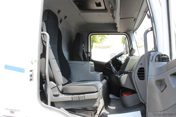 Autocarro con cassone Mercedes-Benz Atego 1321 E6 Koffer Klima Kamera LBW Nur 85 Tkm