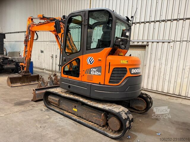 DOOSAN DX 62 R-3 6.2T - *FULL HYDR - *CENTRAL GREASING* - *HYDR QUICKHITCH - 3 BUCKETS / LÖFFELN - * DOOSAN DX 62 R-3 6.2T - *FULL HYDR - *CENTRAL GREASING...